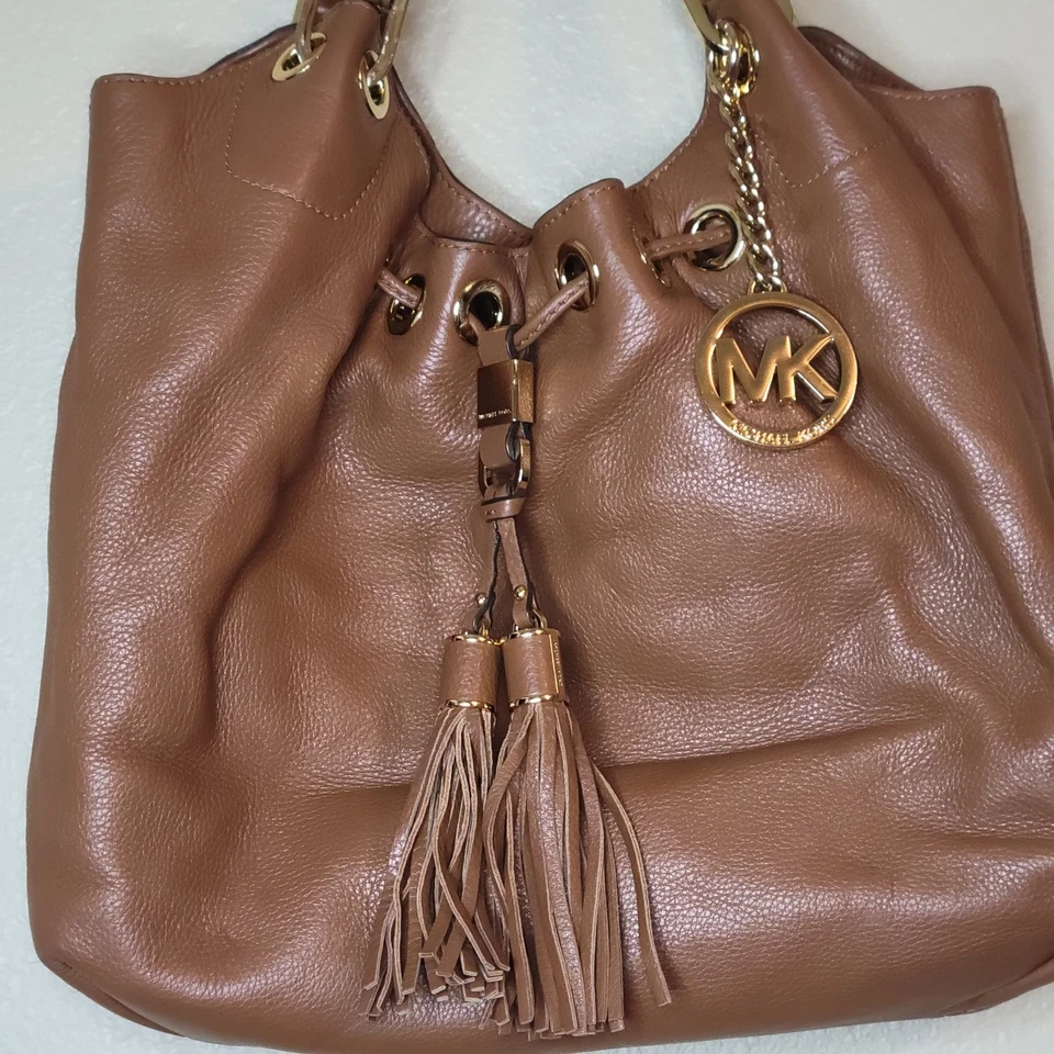 Bolso de Hombro Michael Kors Camden Cuero con Cordón Marrón Grande Usado en Excelente Condición Foto 2 de 4