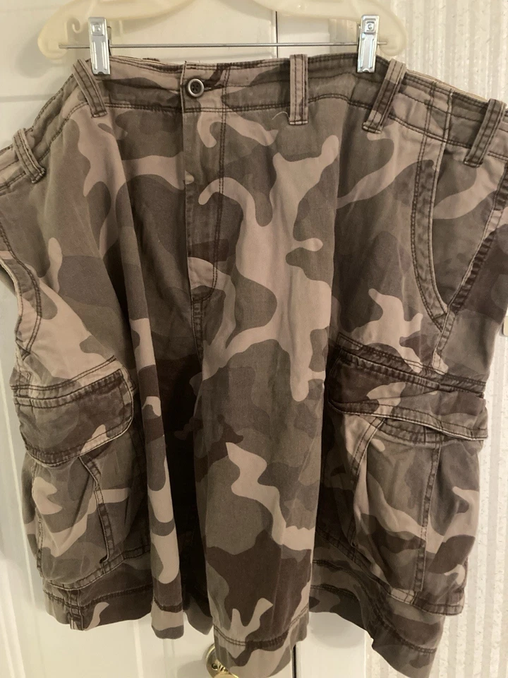 Men's Cargo Shorts Camouflage Pattern with Multiple Pockets, Size 52 - Image 2 of 4