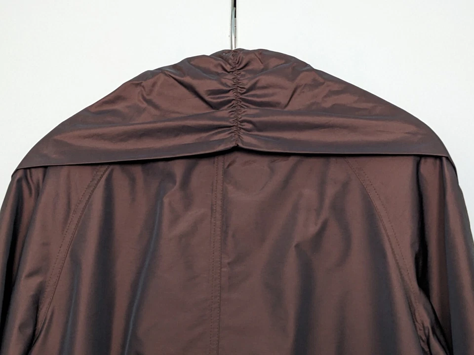 Capa de chuva feminina na cor marrom e forro. - Imagem 3 de 4