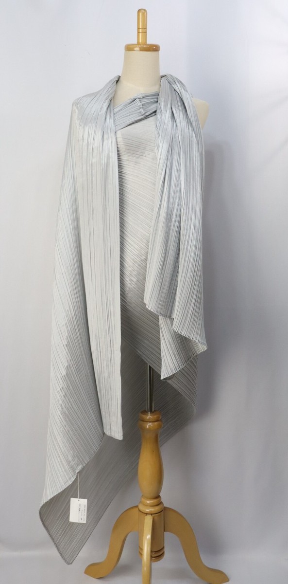Auth NWT PLEATS PLEASE Madame-T Light Gray Shawl Poncho ISSEY