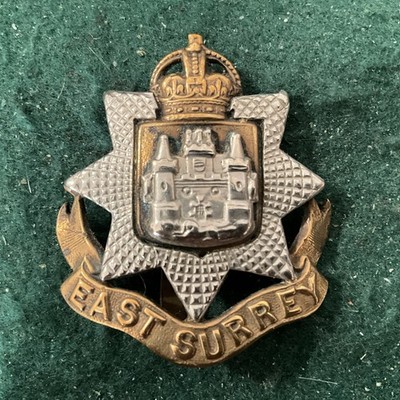 East Surrey Regiment, Mützenabzeichen. Bi Metall SCHWEISSLÖCHER, PATINA.  db11