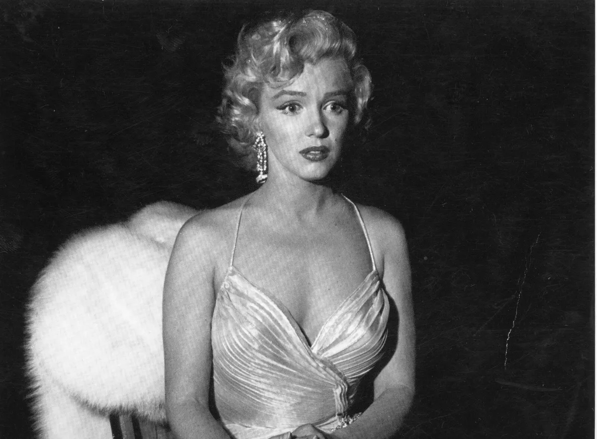 Marilyn monroe black and white sale dress