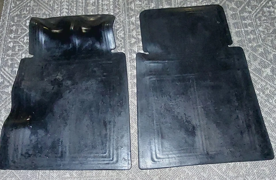 Juego de 2 alfombrillas de goma usadas vintage para camioneta Datsun difíciles de encontrar Foto 4 de 4