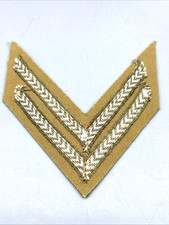 Pakistan Naik (caporal) Chevron à deux rayures marron et blanc sur or.