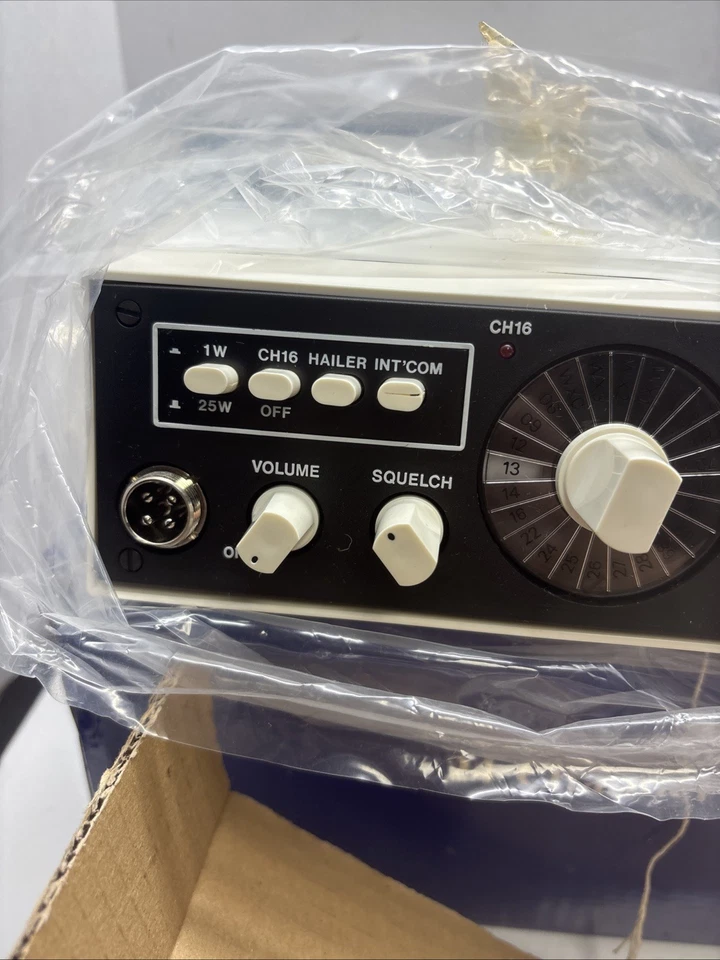 Vintage President 240 24 Channel vHF/FM Marine Radiotelephone  - Image 2 of 4