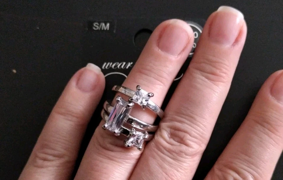 Preciosos anillos de circonita cúbica New Look nuevos con etiquetas talla S/M PVP £3,50 Foto 2 de 3