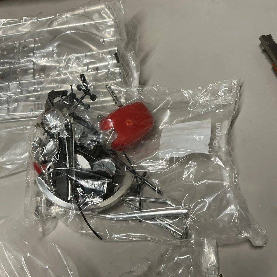 HONDA 750 FOUR - MPC 1/8 Kit Da Montare  - Model Products Corporation N. 1-1421 - Immagine 3 di 4