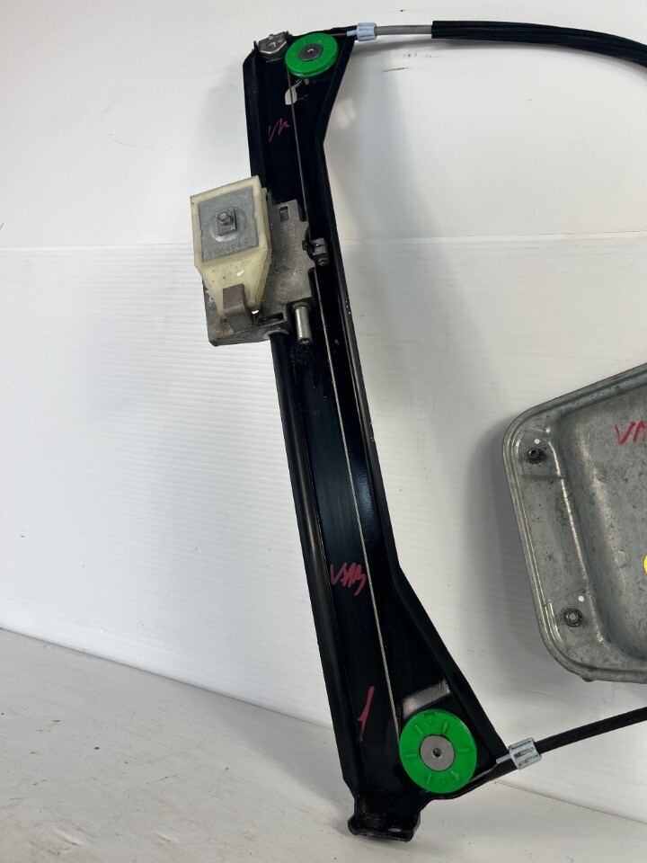 2011 VOLKSWAGEN SCIROCCO WINDOW REGULATOR WITH PLATE (RIGHT FRONT) 1K8