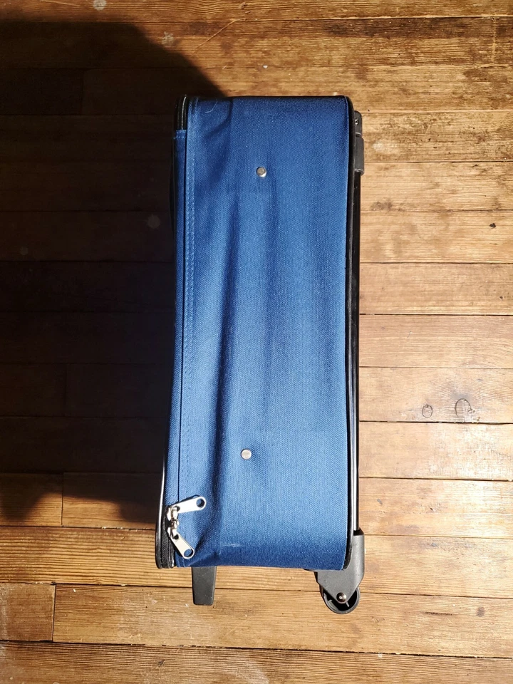 Bolsa de viaje para pasar la noche de poliéster azul Embark bolsillos ruedas y equipaje Handel Foto 3 de 4