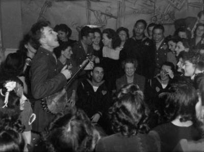 Pete Seeger plays banjo performs US First Lady Eleanor Roosevelt o- Old Photo