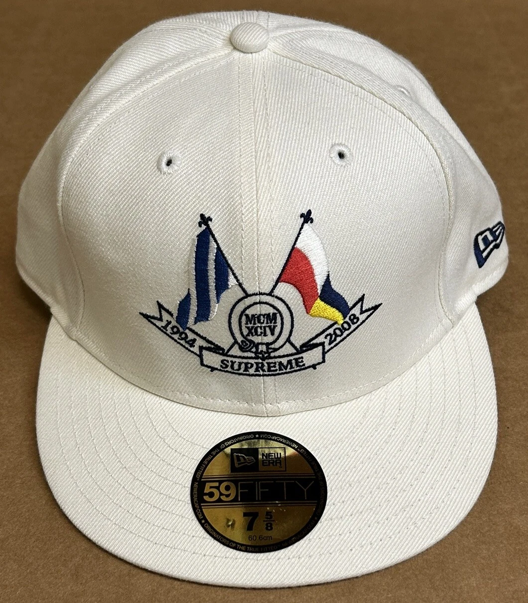Casquette blanche Supreme MCMXCIV 2008 New Era taille 7 5/8
