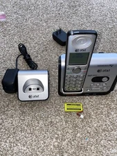 AT&T CL82209 Dect 6.0 Dual Phone Handset Answering System 1 Handsets