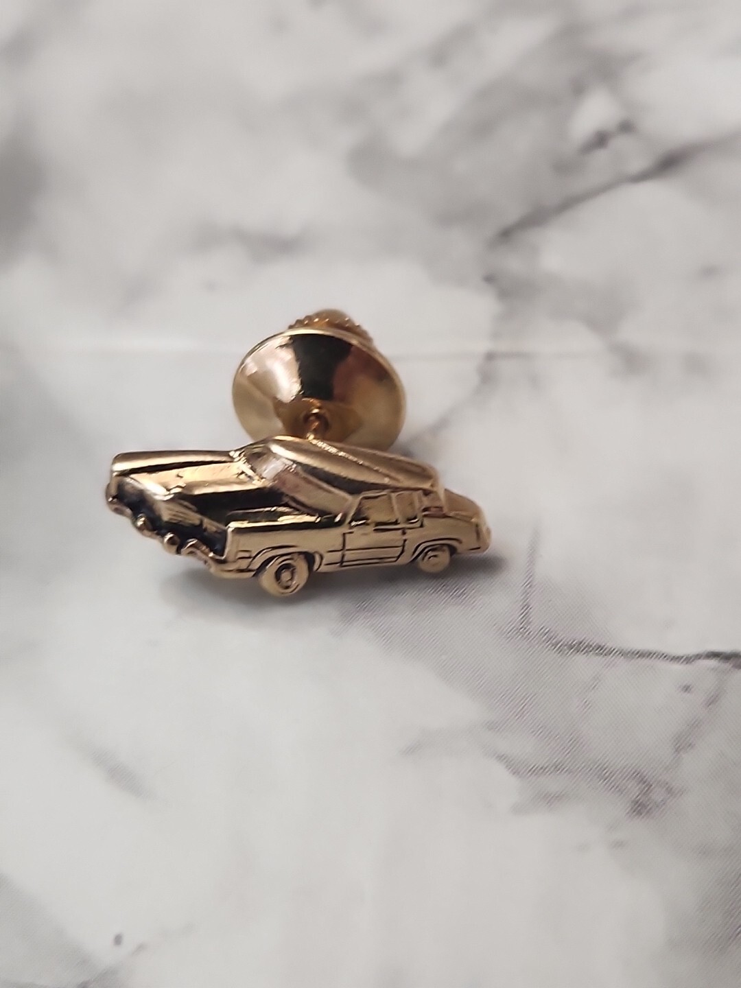 Vintage Avon Antique Classic Car Gold Tone Lapel Pin Hat Lanyard Pins Tie