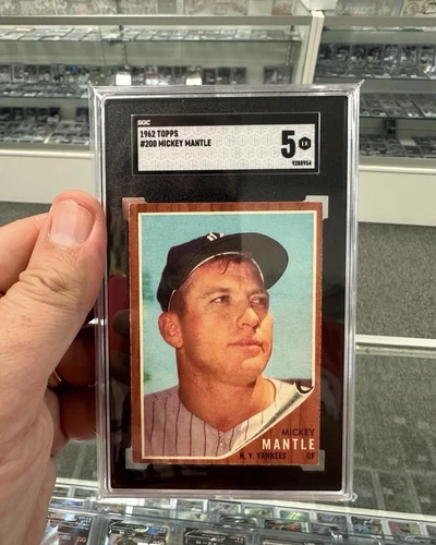 1962 TOPPS MICKEY MANTLE NEW YORK YANKEES # 200 SGC 5 Under Graded
