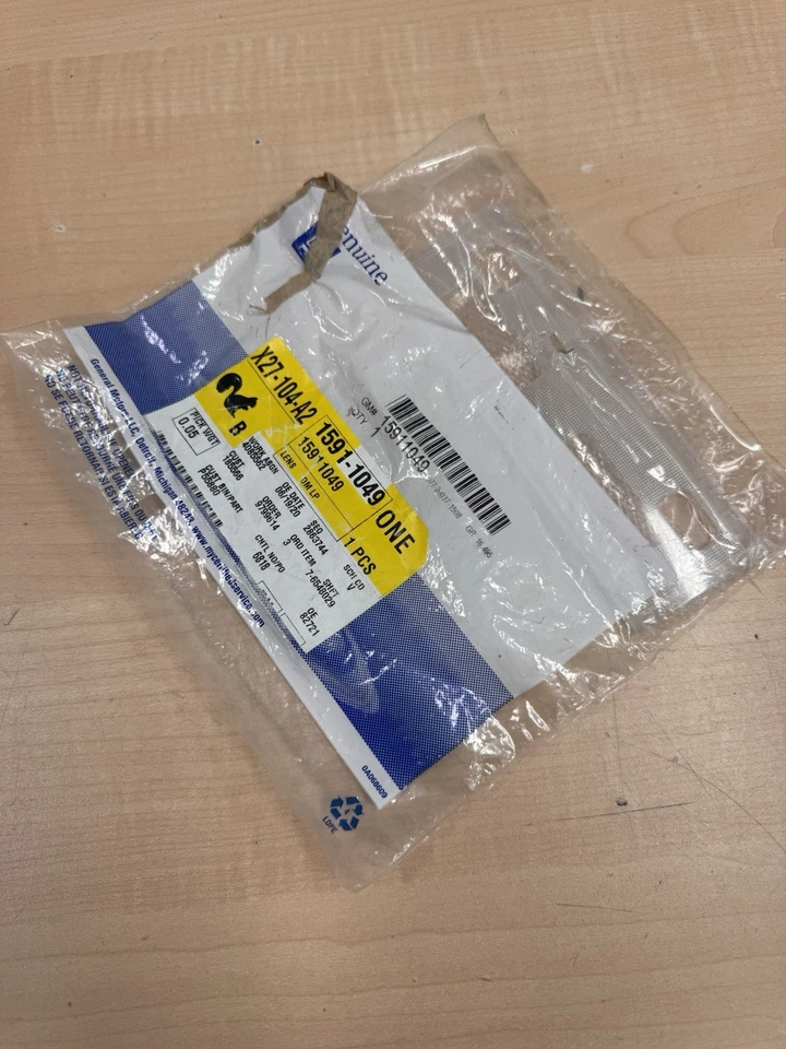 OEM GM 15911049 CLEAR LENS COVER DOME LIGHT SILVERADO SIERRA TAHOE 07-14 - Image 2 of 3