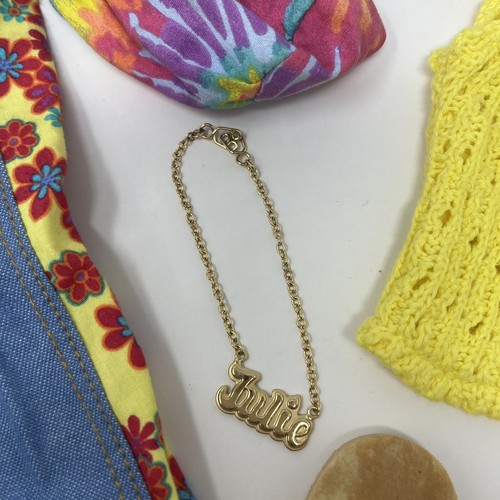 American Girl Puppe BeForever Julie In Meet Peace Zeichen Outfit mit Halskette - Bild 3 von 12