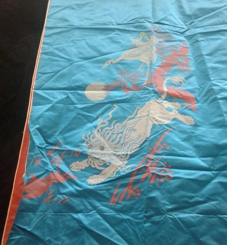 Antiguo panel bordado chino azul verdoso con grúa león conejo Foto 2 de 4