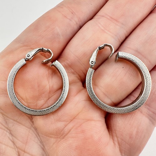 "Pendientes vintage Lewis Segal con textura minimalista tono plata aros clip .75""" - Imagen 3 de 4