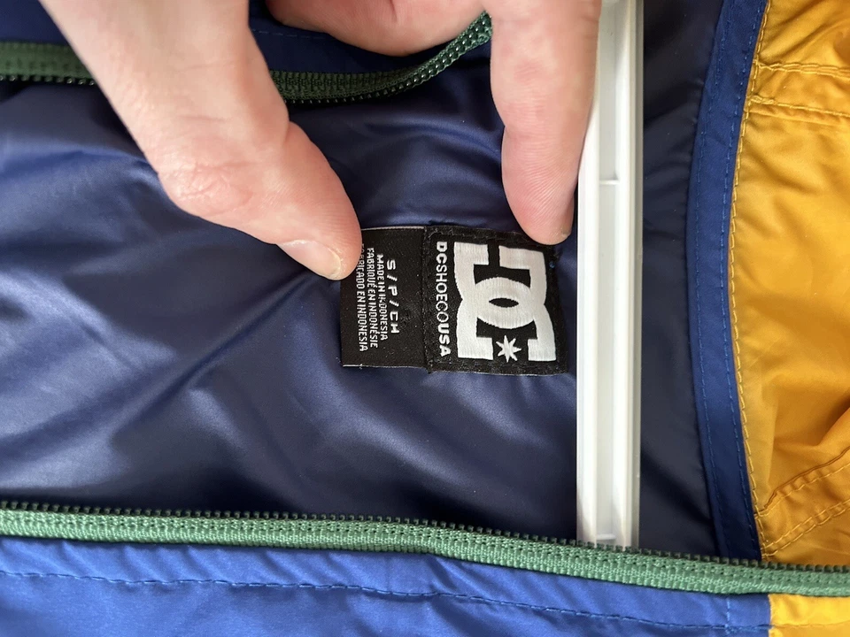 Cortavientos DC Shoes verde y amarillo. Talla pequeña, excelente estado Foto 2 de 3