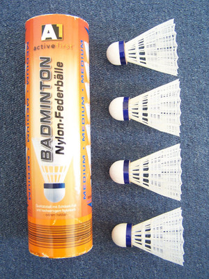 A1 ACTIVE FIRST Badminton Nylon Federbälle medium, 4 Stück, neu OVP