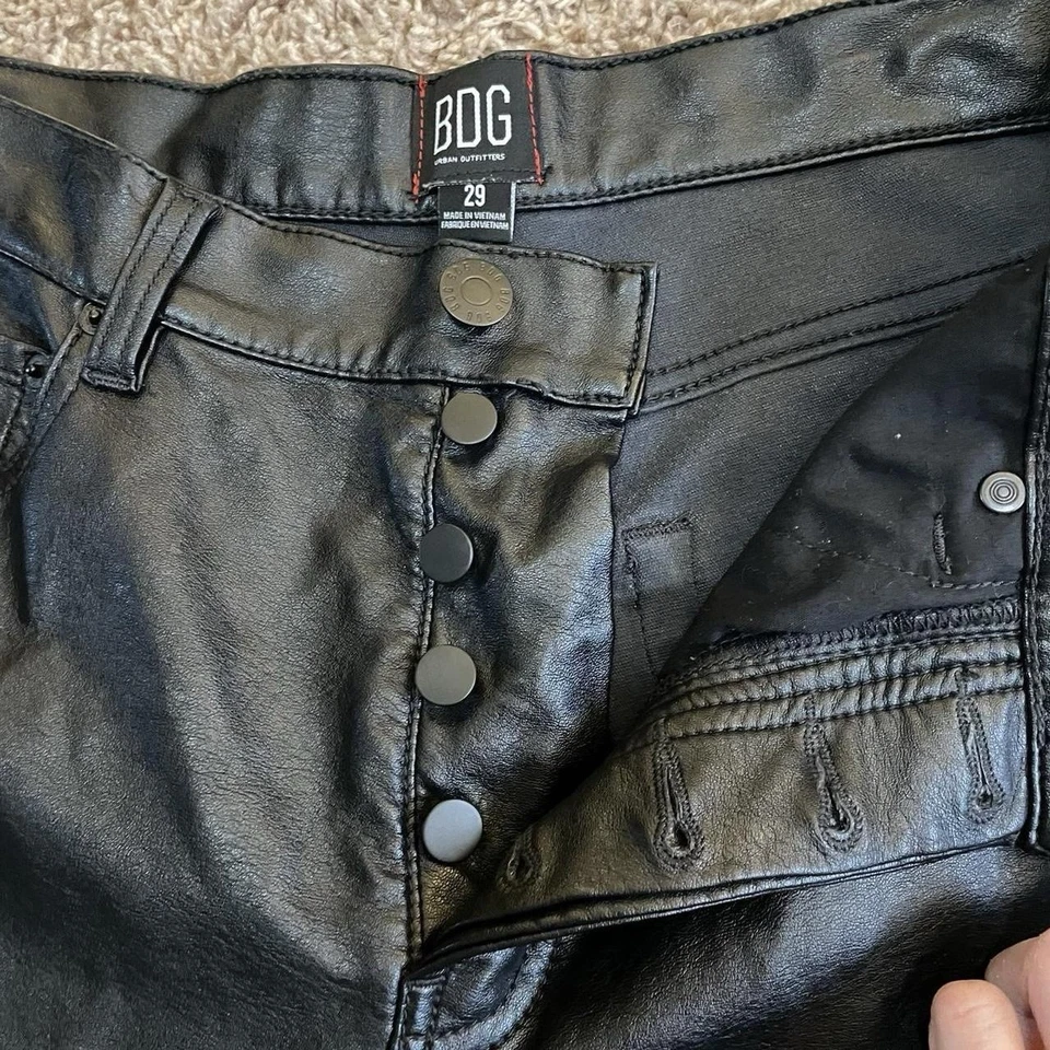 Pantalón de cuero Urban Outfitters BDG excelente estado. talla 29. Mosca de botón Foto 4 de 4