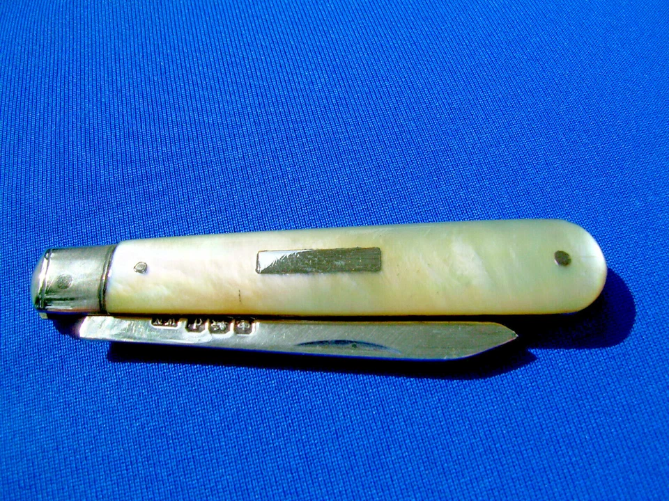 Cuchillo de bolsillo SHEFFIELD 20s William Needham para frutas madreperla plata de ley Foto 3 de 4