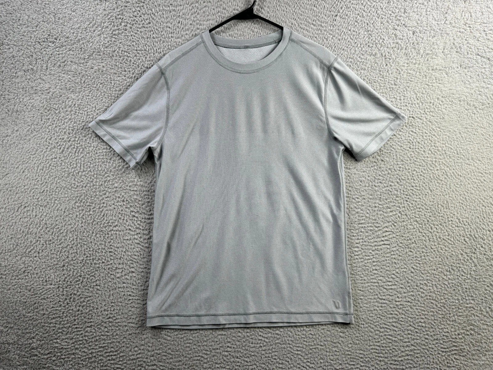 vuori grandview tech stretch athletic gym shirt