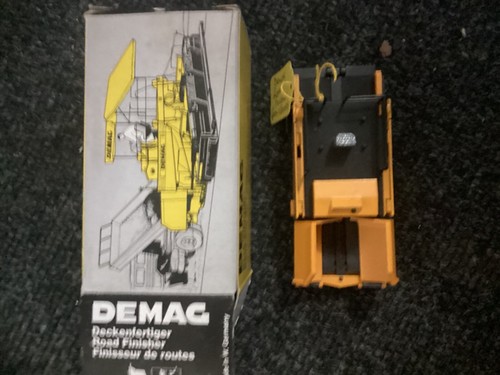 Brand new Demag road finisher - Picture 2 of 4