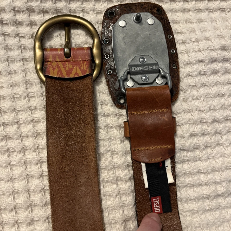Cinturón de cuero estilo hawaiano Diesel y cinturón de cuero colorido bordado sin marca Foto 3 de 4