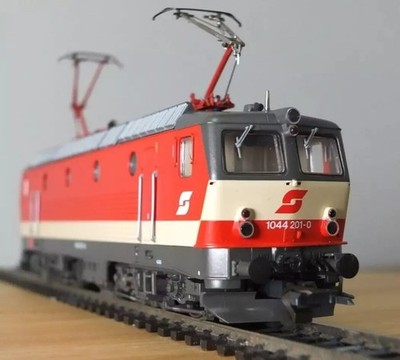Roco 69585 HO gauge ÖBB 1044 electric locomotive in red livery