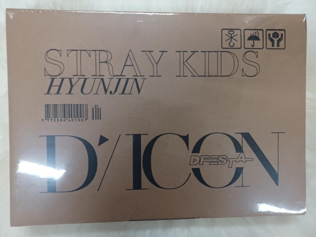 Stray Kids DICON ヒョンジン PHOTOBOOK トレカ 写真集 Amazon.co.jp: スキズ フォトカード 104枚 スッテカー 197枚