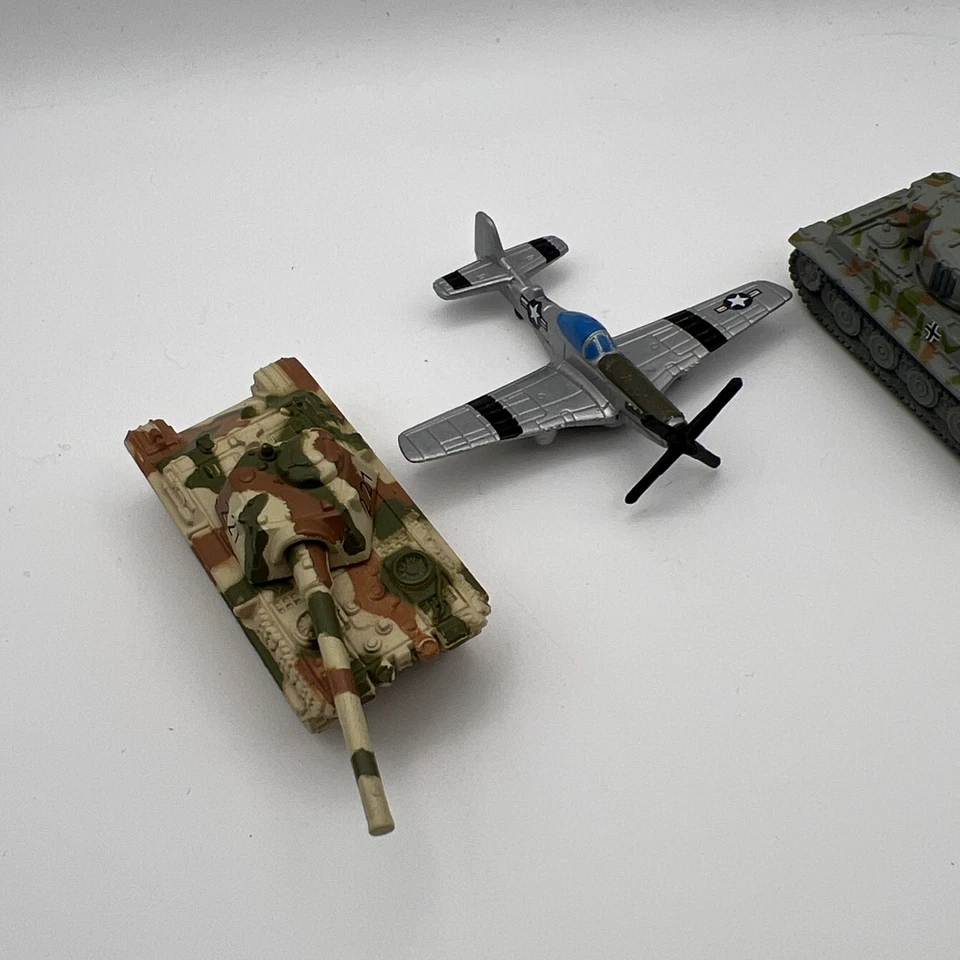Micro Machines #19 WAR CLASSICS WW II World Military 1995 Galoob vintage Mustang - Image 2 of 4