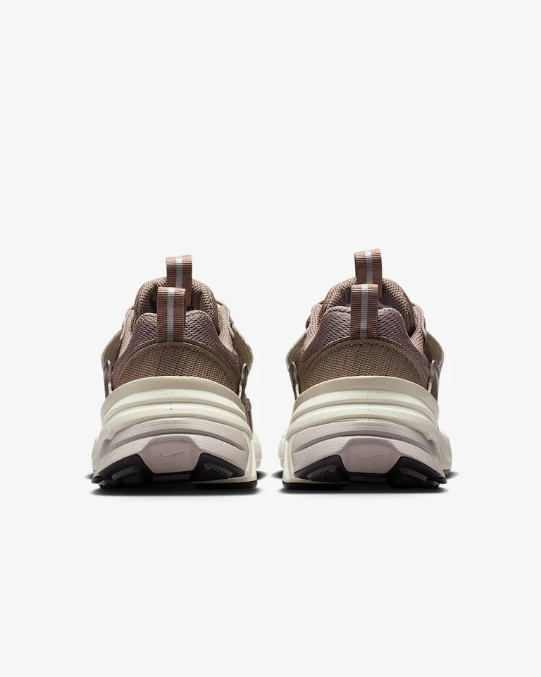 Nike женщин V2K запустить - норка коричневый/светлая кость/серый - IH0388-200 ускоренная доставка - Изображение 2 из 4