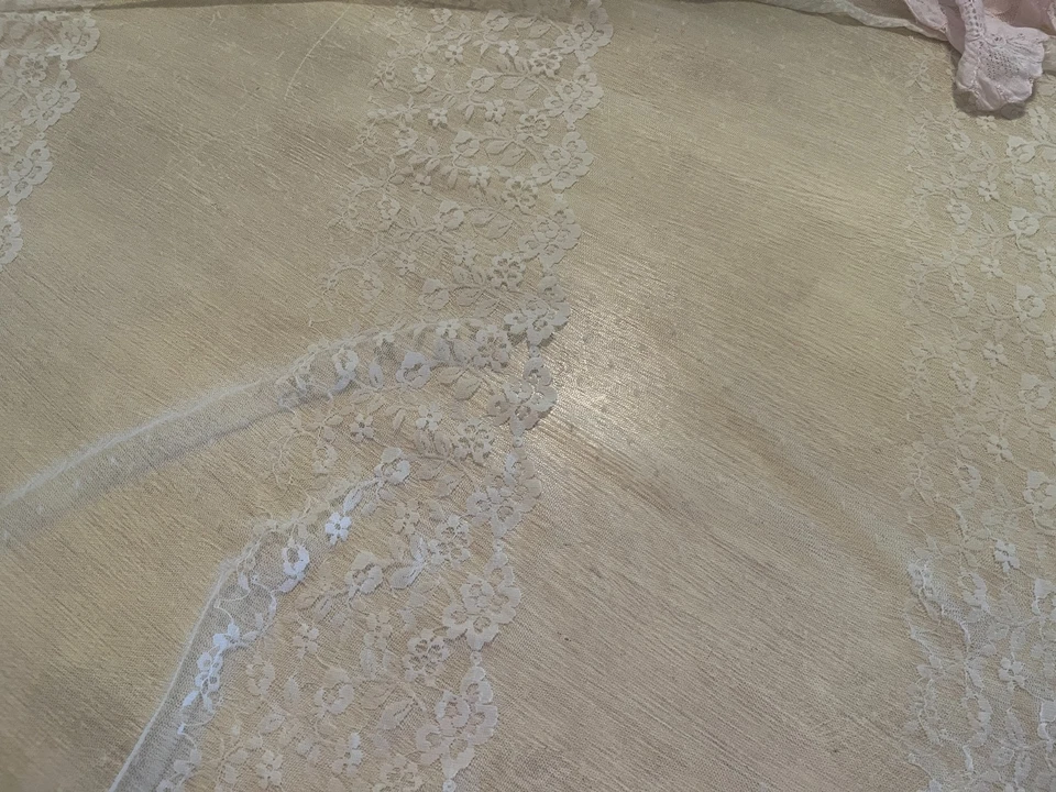 VTG lace shawl Off White triangle 39" long x 73" wide floral Pattern - Pretty! - Image 2 of 4