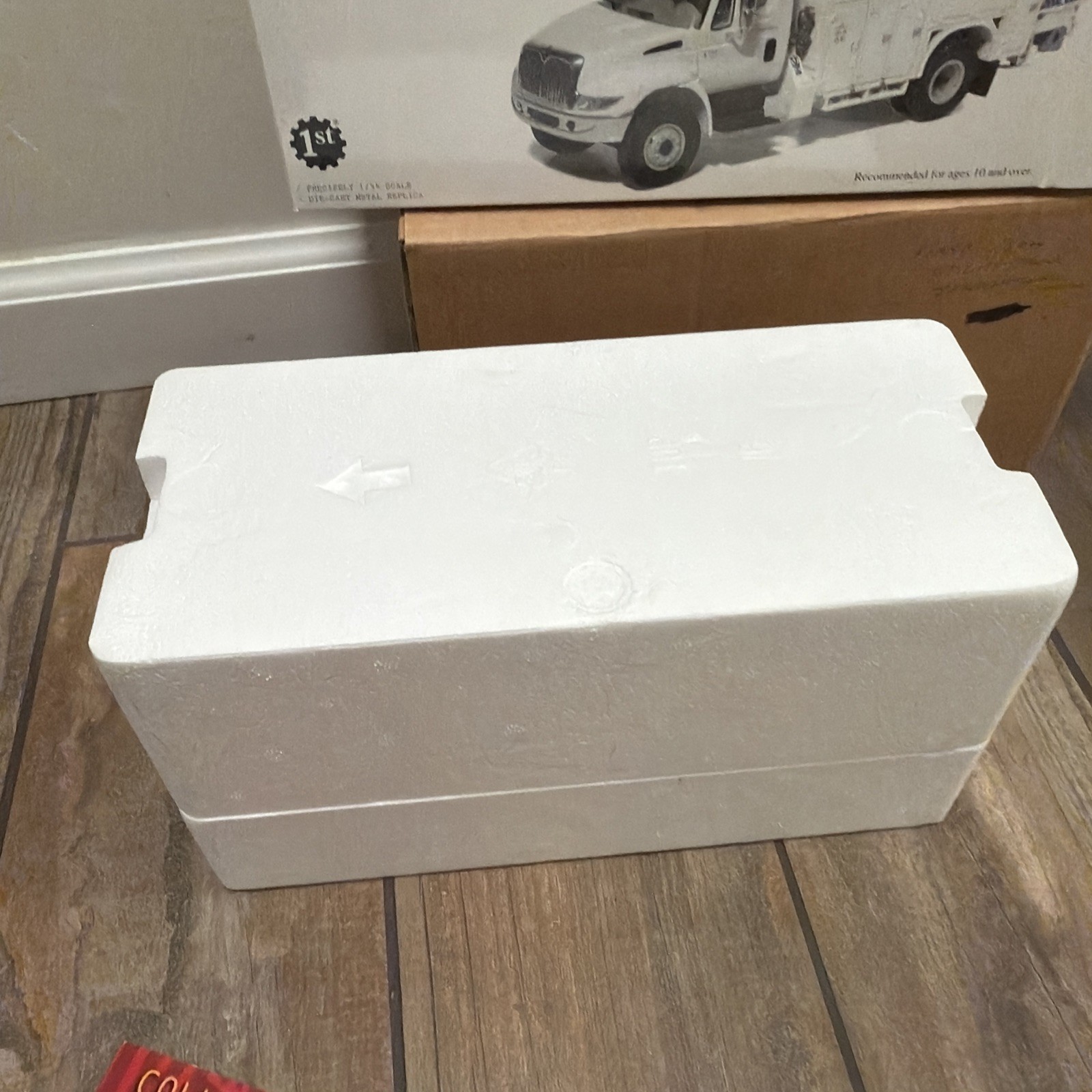 FIRST GEAR  19-0031 INTERNATIONAL 4400 HIGH PREFORMANCE BUCKET TRUCK 1/34 NIB