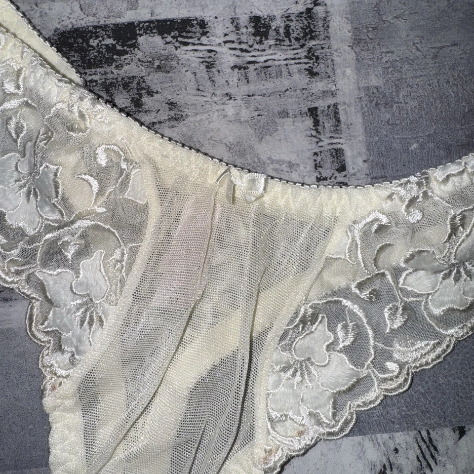 Vtg Victoria's Secret 90s Ivory Sheer Lace High Cut Hip Thong Sz M - Image 2 of 4