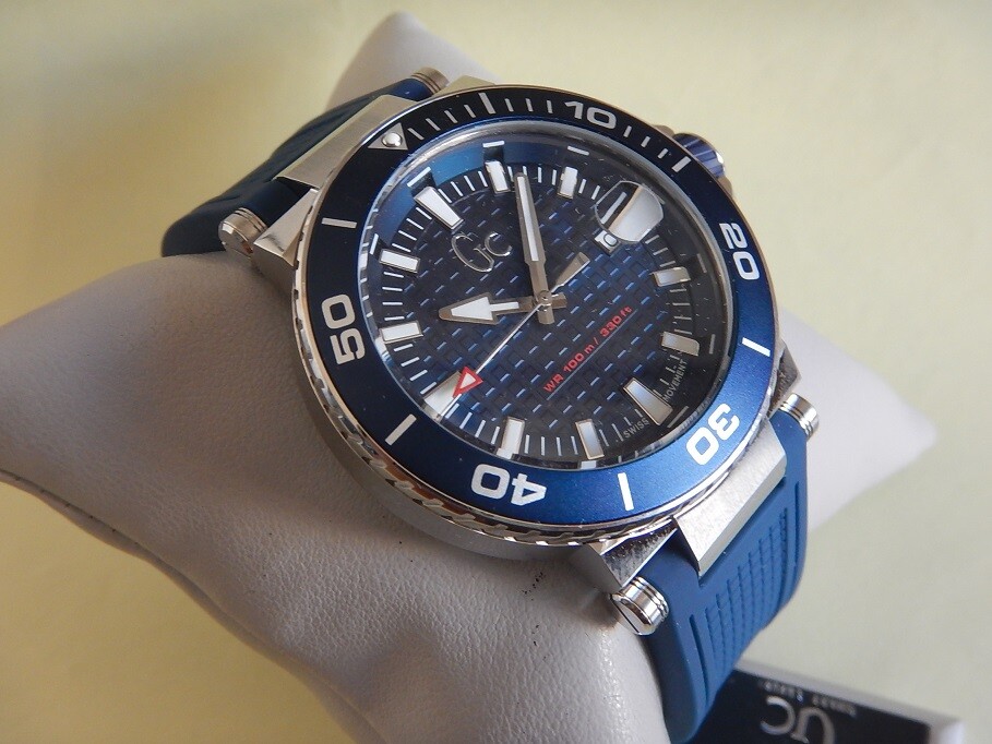 Montre Guess plongée 100m étanche couleur bleue pour homme avec écrin neuf