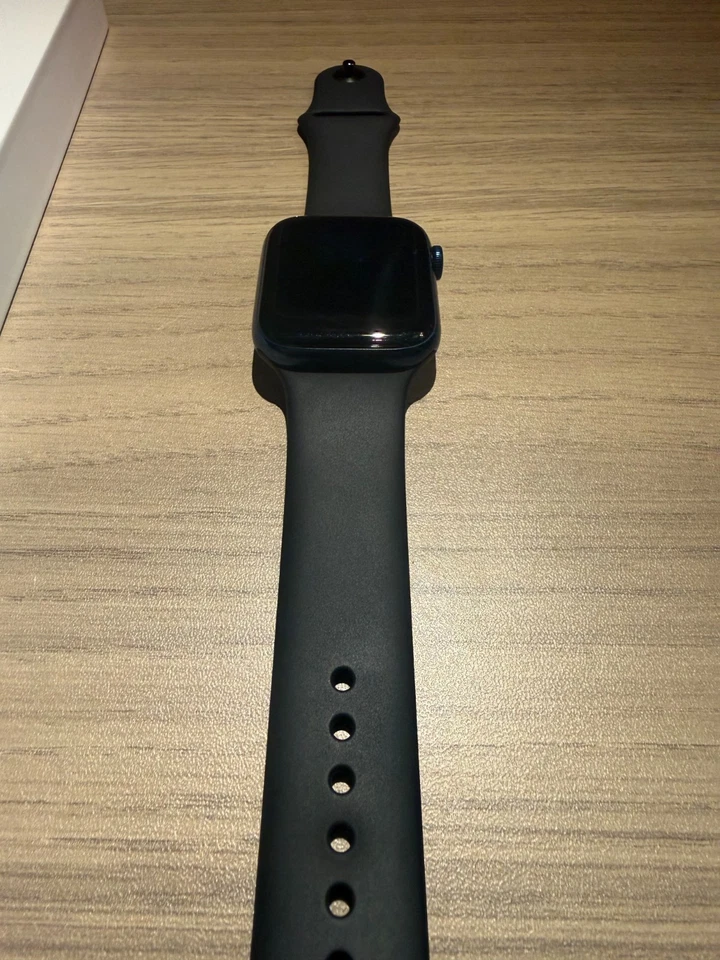 Apple Watch Serie 6 GPS 44mm Cassa in Alluminio Blu con Cinturino Sportivo Deep - Immagine 2 di 4