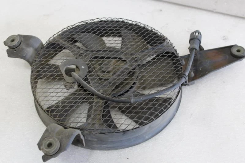 Mazda MPV 1992 furgoneta lado derecho pasajero radiador ventilador de refrigeración 4 cilindros Foto 3 de 4