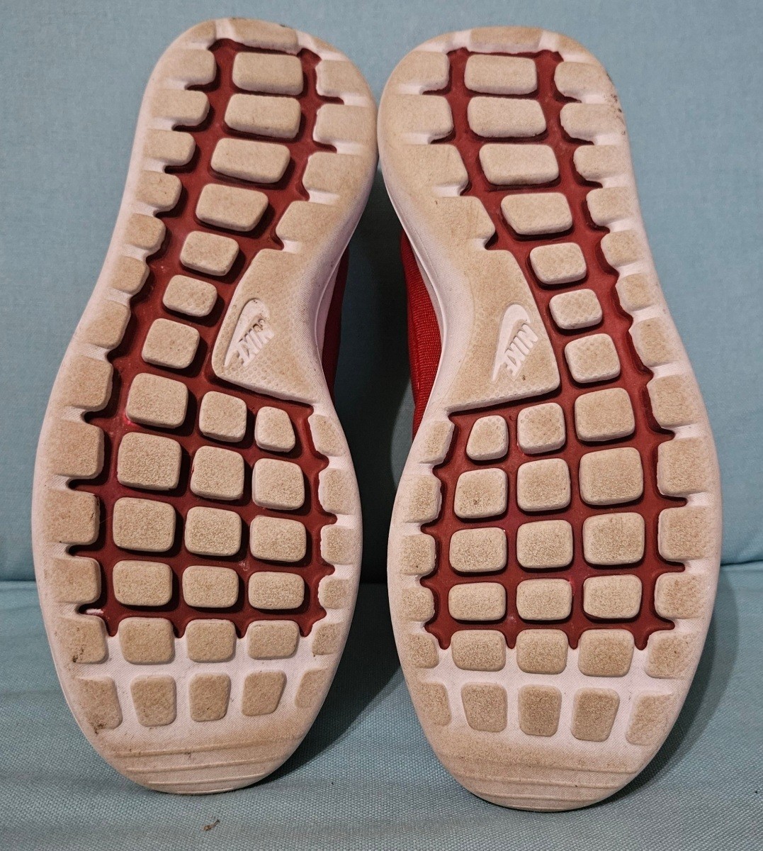 Women's Size 7.5 Nike Tennis Shoes thumbnail 3