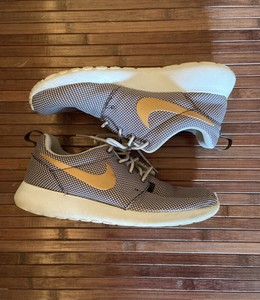 roshe run black and yellow