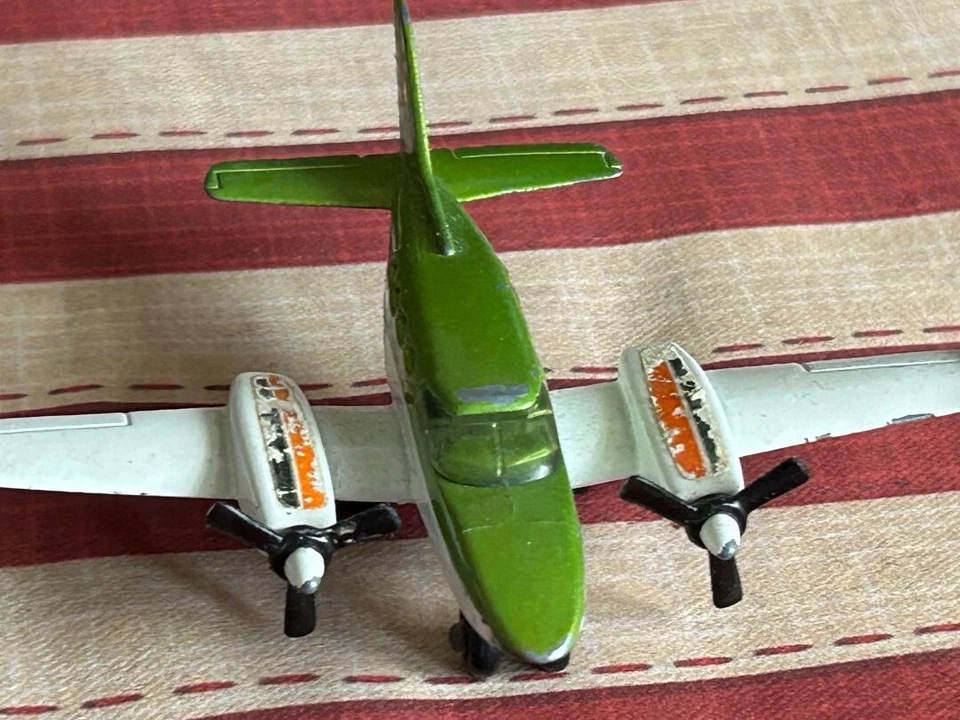 Caja de cerillas verde vintage 1974 Cessna 402 Lesney Prod. & Co. S.B.8 Hecho en Inglaterra Foto 2 de 4