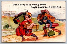 Vergiss nicht, etwas Felsen zurück nach Oldham zu bringen Comic Postkarte am Meer verschickt 1924
