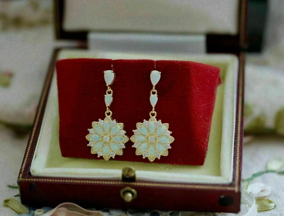 Pendientes colgantes colgantes de diamantes de ópalo de fuego talla pera de 3 quilates de oro amarillo de 14 k Foto 2 de 4