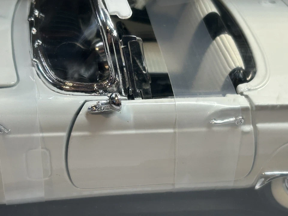 Road Signature 1957 Ford Thunderbird White Convertible/Hardtop 1:18 Die Cast - Image 4 of 4