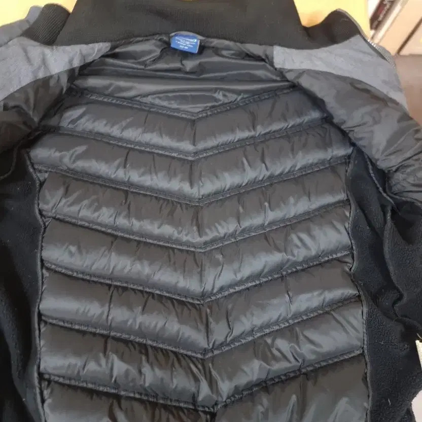 Discovery Lightweight Padded Jacket Size 105 - Ex… - image 6