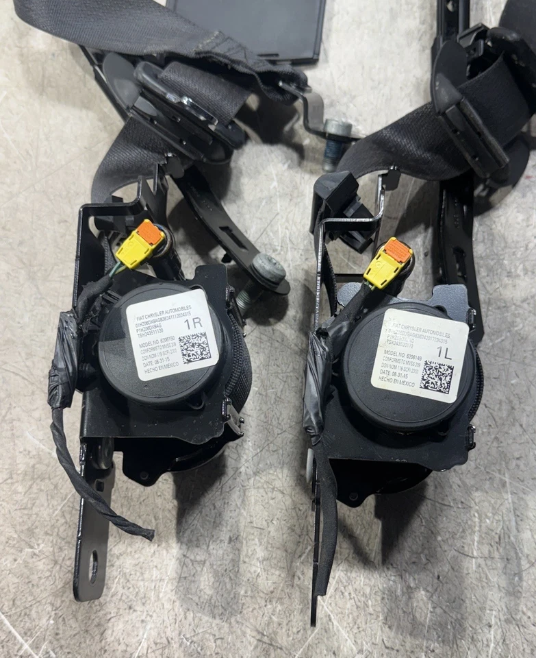 Dodge Charger Chrysler 300 2011-2019 par de cinturones de seguridad delanteros OEM LH y RH Foto 4 de 4