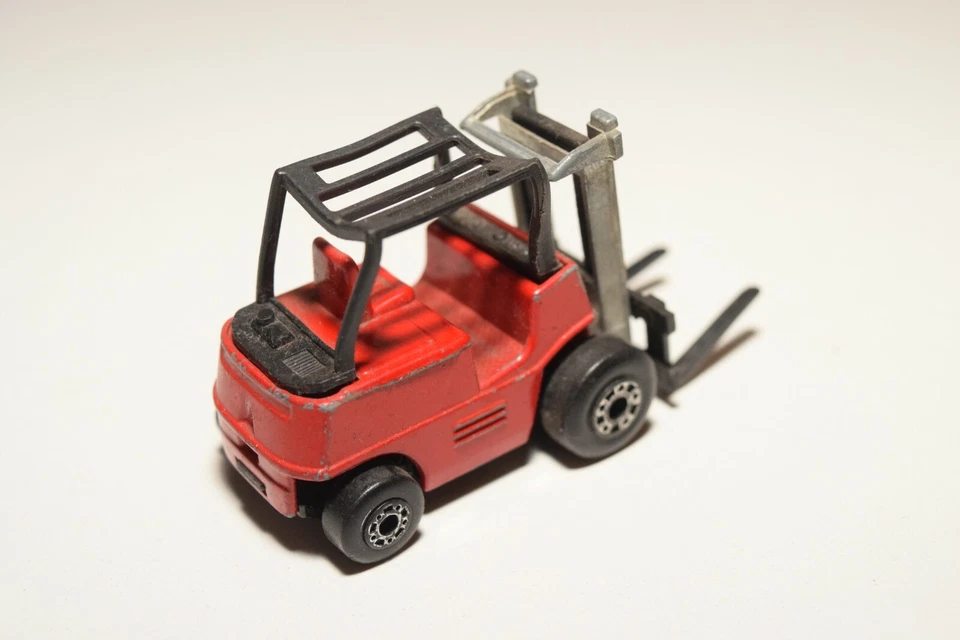 A31 1:60 MATCHBOX LESNEY 15 FORK LIFT TRUCK RED EXCELLENT CONDITION 10 - Image 2 of 4