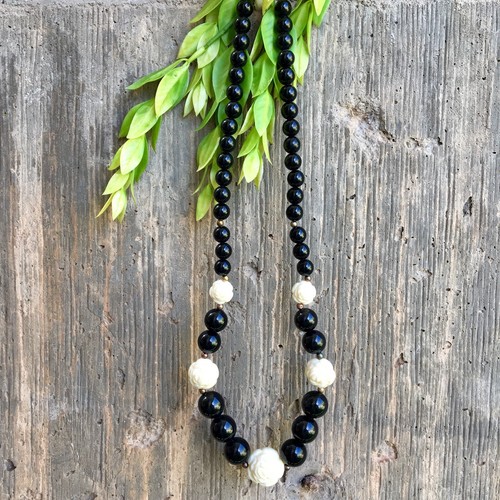 VTG Beaded Strand Carved Rose Rosette Black & White / Cream Necklace 24” Strand - Picture 2 of 11