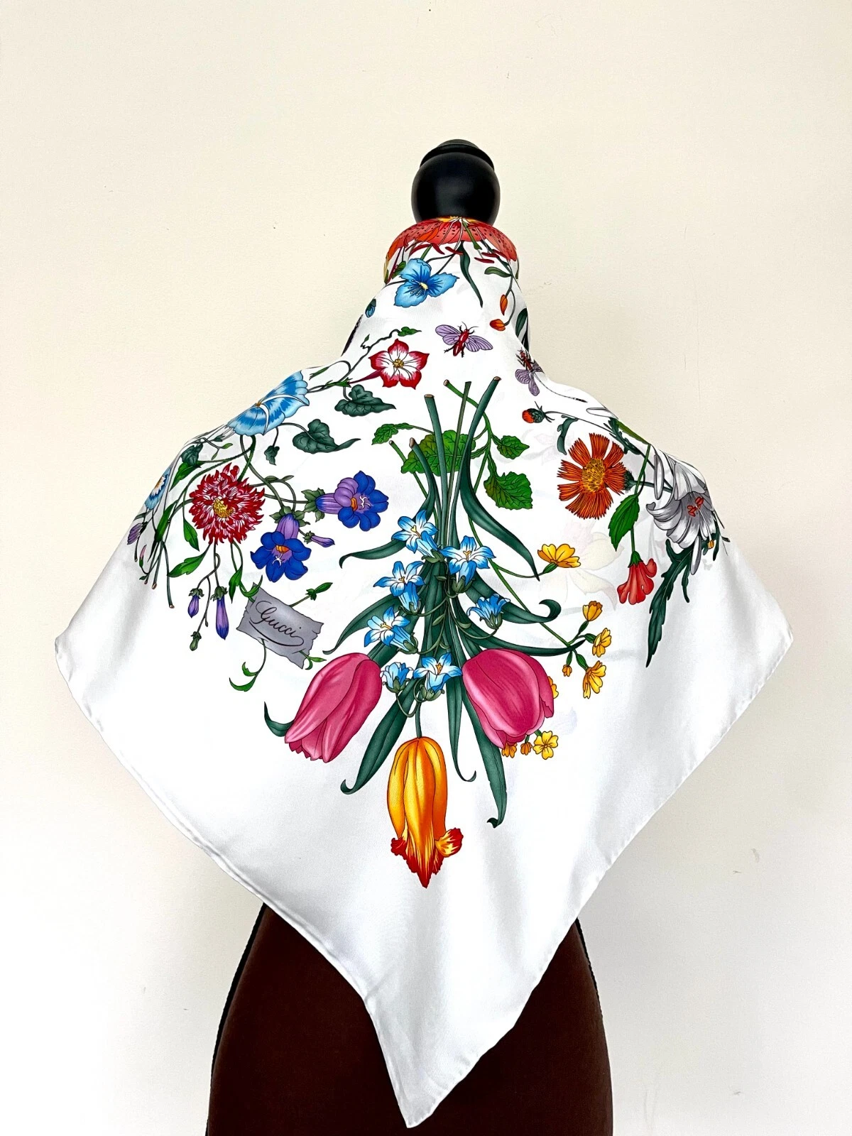 Foulard Gucci soie enveloppante fleurs imprimé floral logo GG blanc multicolore